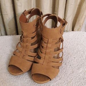 Cityclassified Tan Faux Leather Heels Sz 8